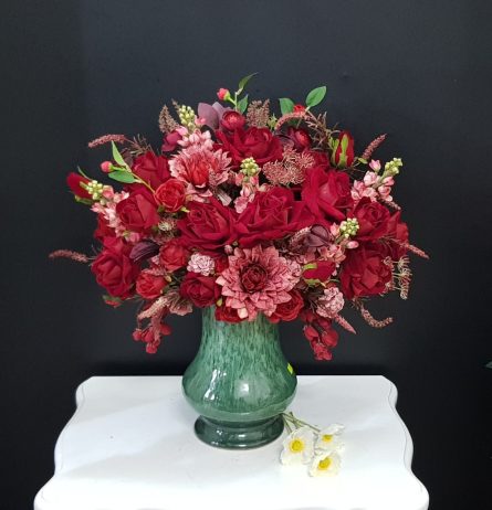 Bình hoa hồng trang trí nhà dịp Giáng Sinh.