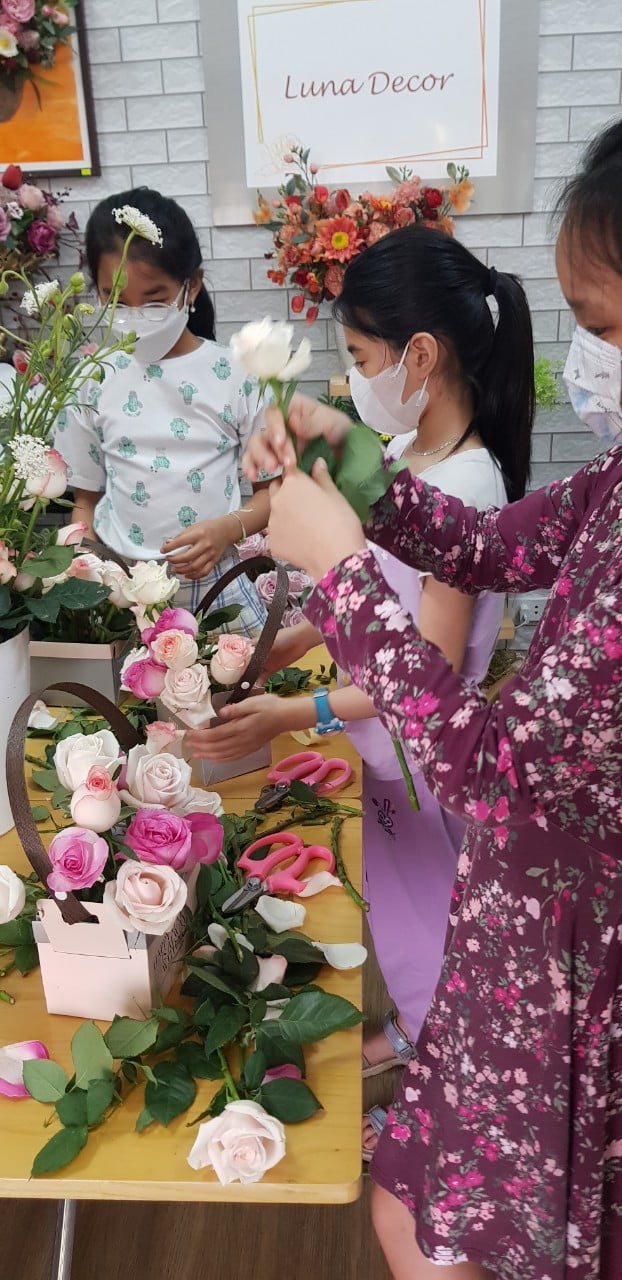 Lớp học cắm hoa cho người lớn và trẻ em của shop Luna Decor