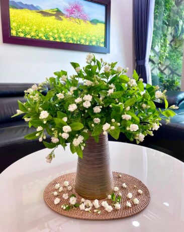 Bình hoa Nhài trắng tinh khiết