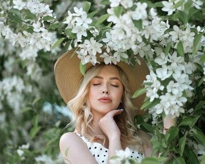 Duyên Dáng bên Hoa