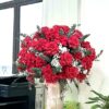 Bình hoa tươi hồng đỏ